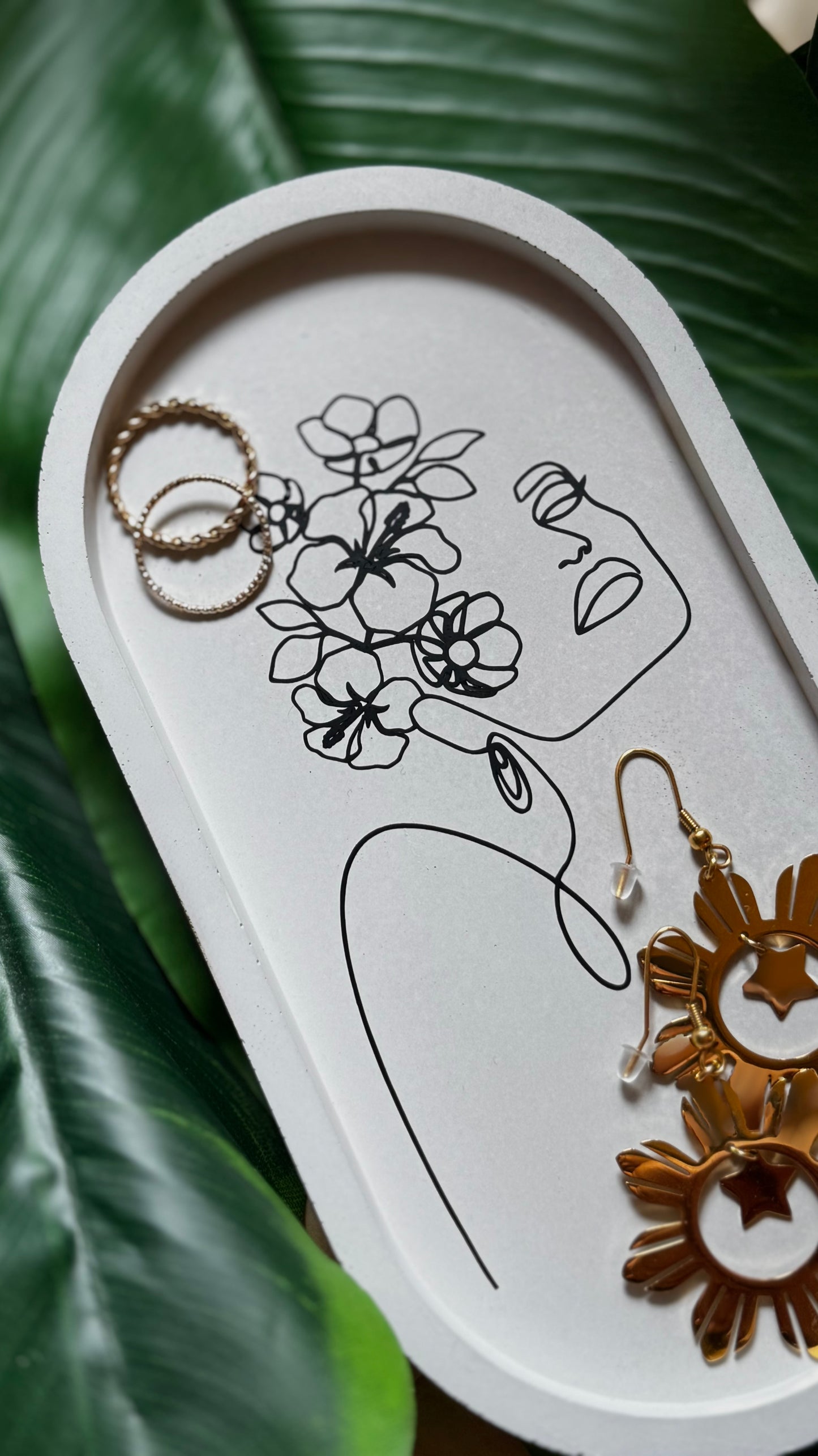 ‘Marisol’ Oval Concrete Tray
